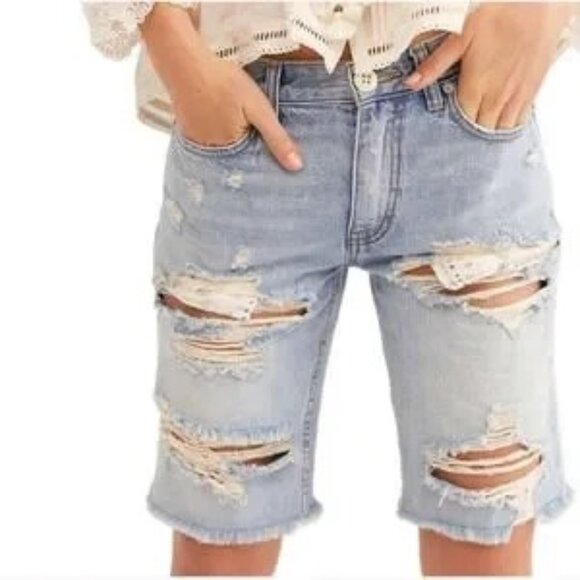 We The Free Womens Caroline Destroyed Denim Cutoff Bermuda Shorts Light Wash 24 - Picture 1 of 14
